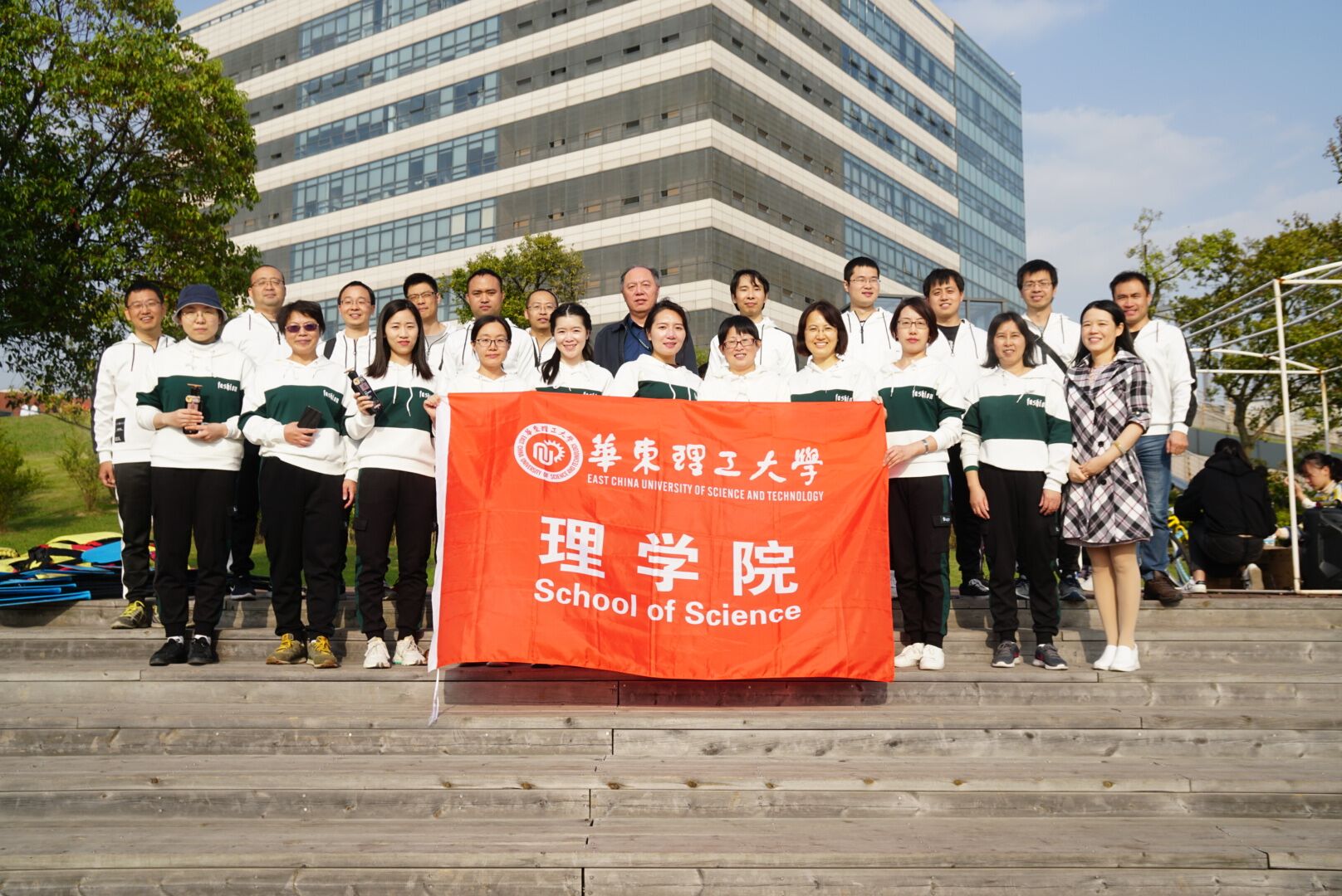 华东理工大学毕业证(华东理工大学毕业照)